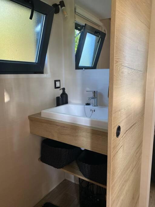 Tiny House Sur Terrain Boise A 10 Mn De La Mer Férel Exteriér fotografie